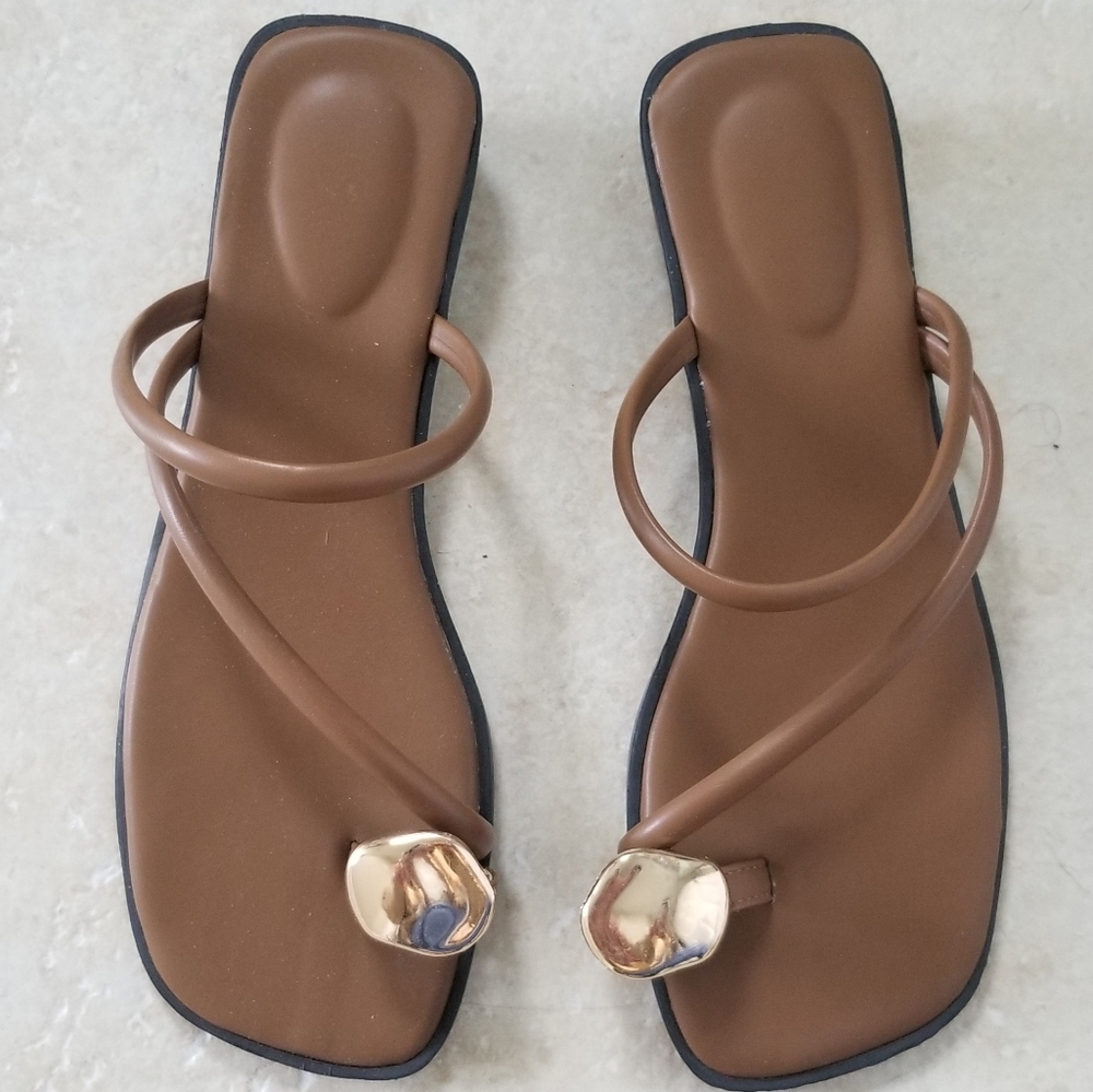 In dranded strappy gold toe ring sandals kitten heel